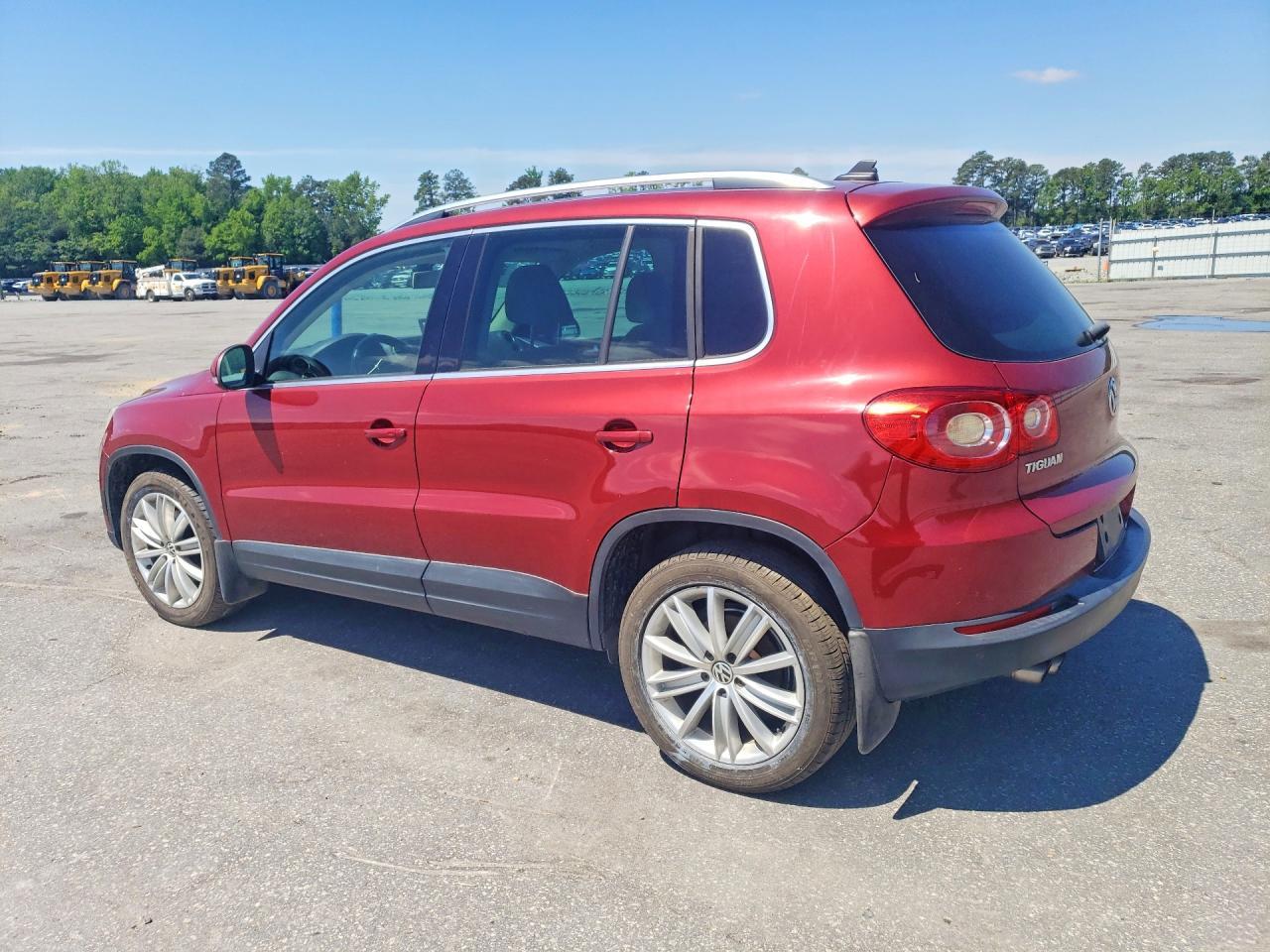 2011 Volkswagen Tiguan S - Фото 2