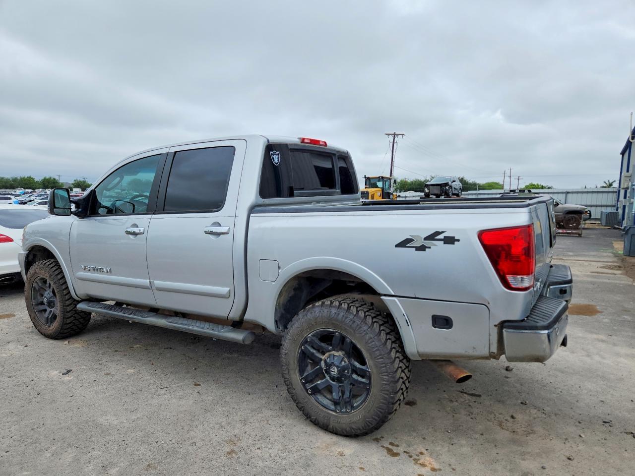 2010 Nissan Titan Se - Image 2