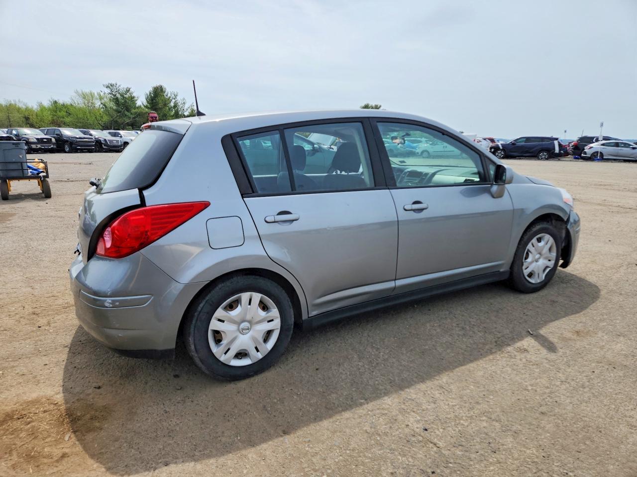2011 Nissan Versa 1.8 S - Фото 3