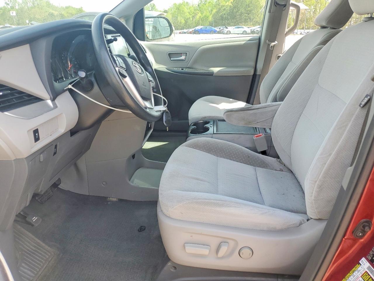 2016 Toyota Sienna Le 8-Passenger - Фото 7