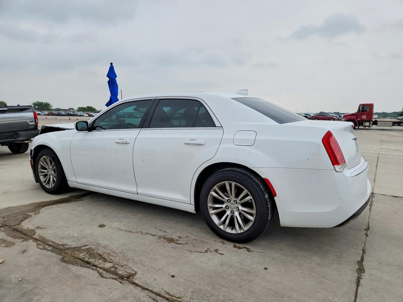 2016 Chrysler 300 Limited - Фото 2
