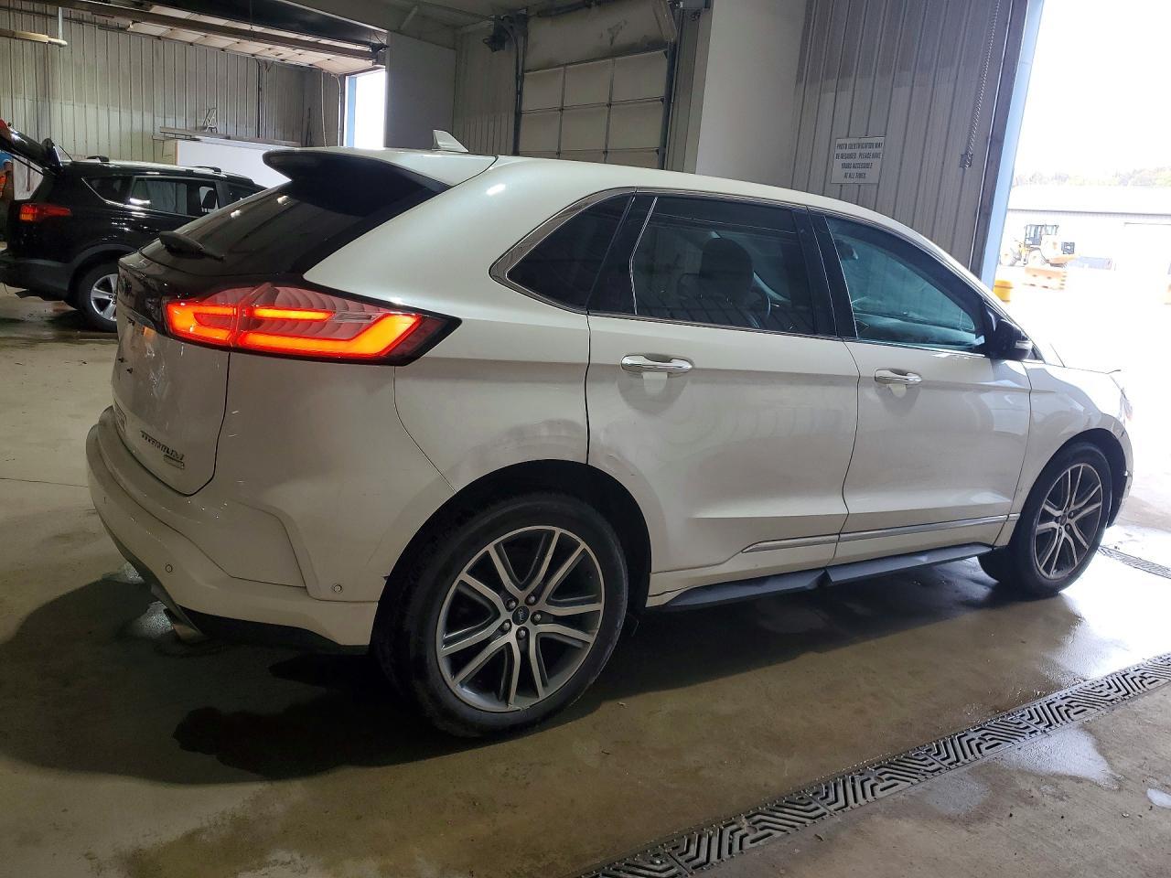 2019 Ford Edge Titanium - Image 3