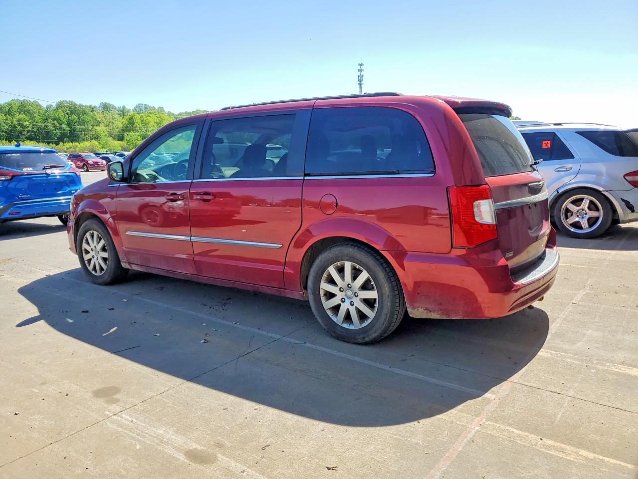 2015 Chrysler Town & Country Touri - Фото 2