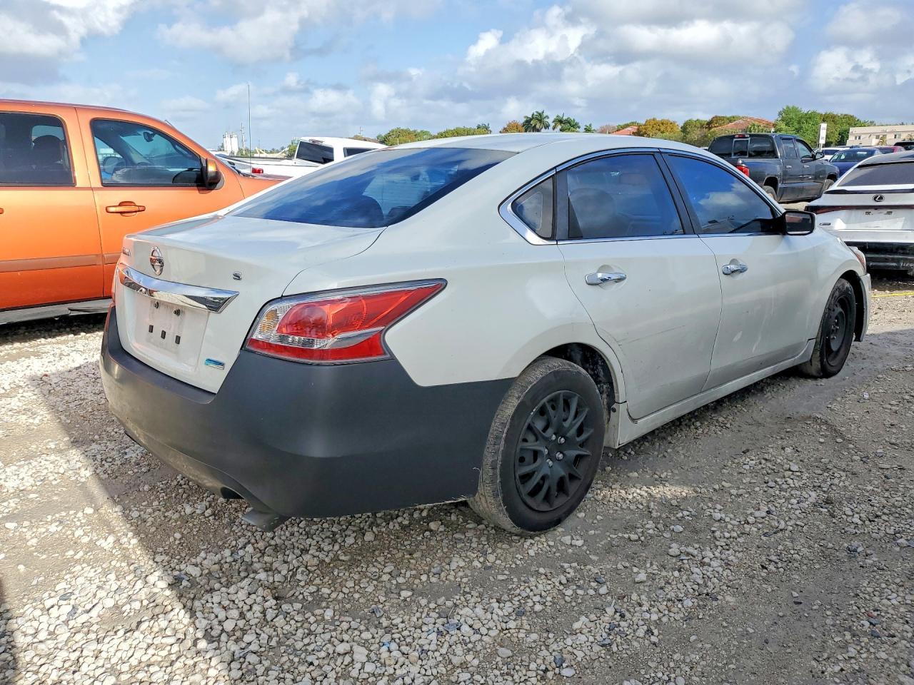 2014 Nissan Altima 2.5 S - Фото 3