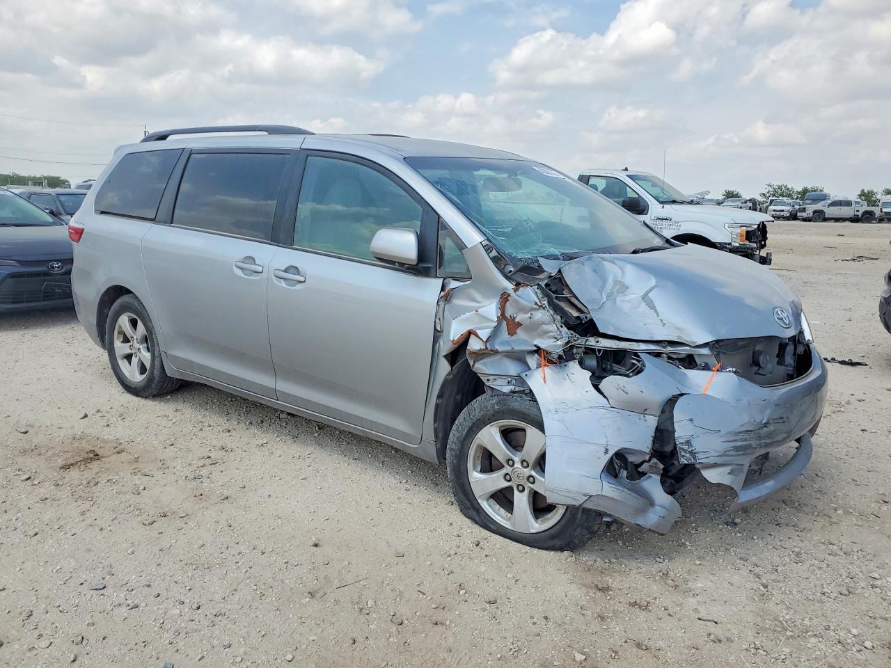 2017 Toyota Sienna Le 8-Passenger - Image 4