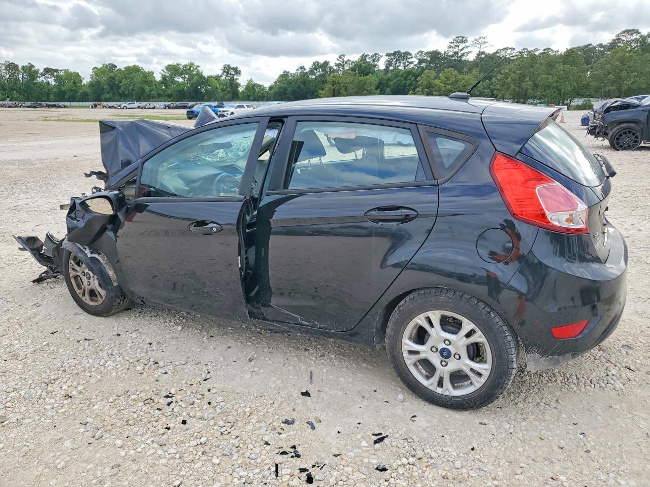 2015 Ford Fiesta Se - Image 2