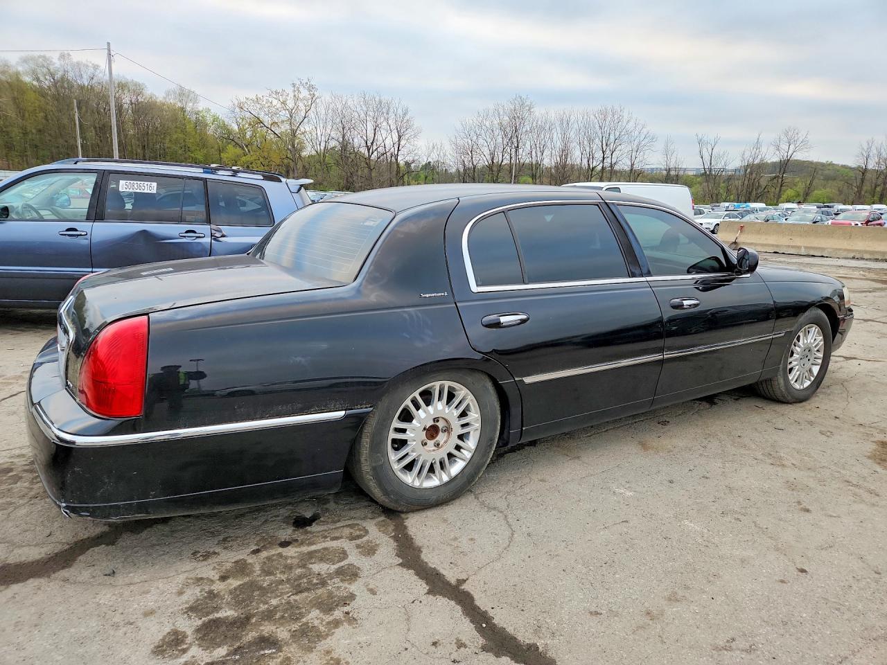 2011 Lincoln Town Car Signature Long Wheelbase - Image 3