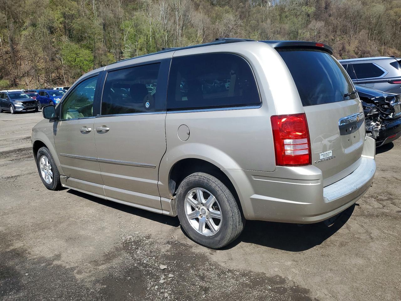 2009 Chrysler Town & Country Touring Handicap - Фото 2