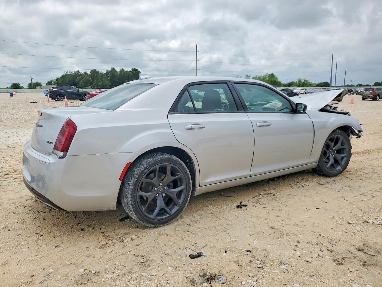 2020 Chrysler 300 Touring - Фото 3