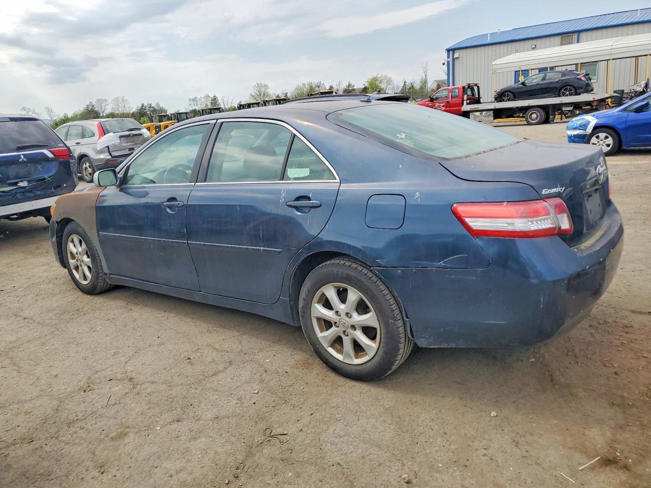 2011 Toyota Camry Le - Image 2