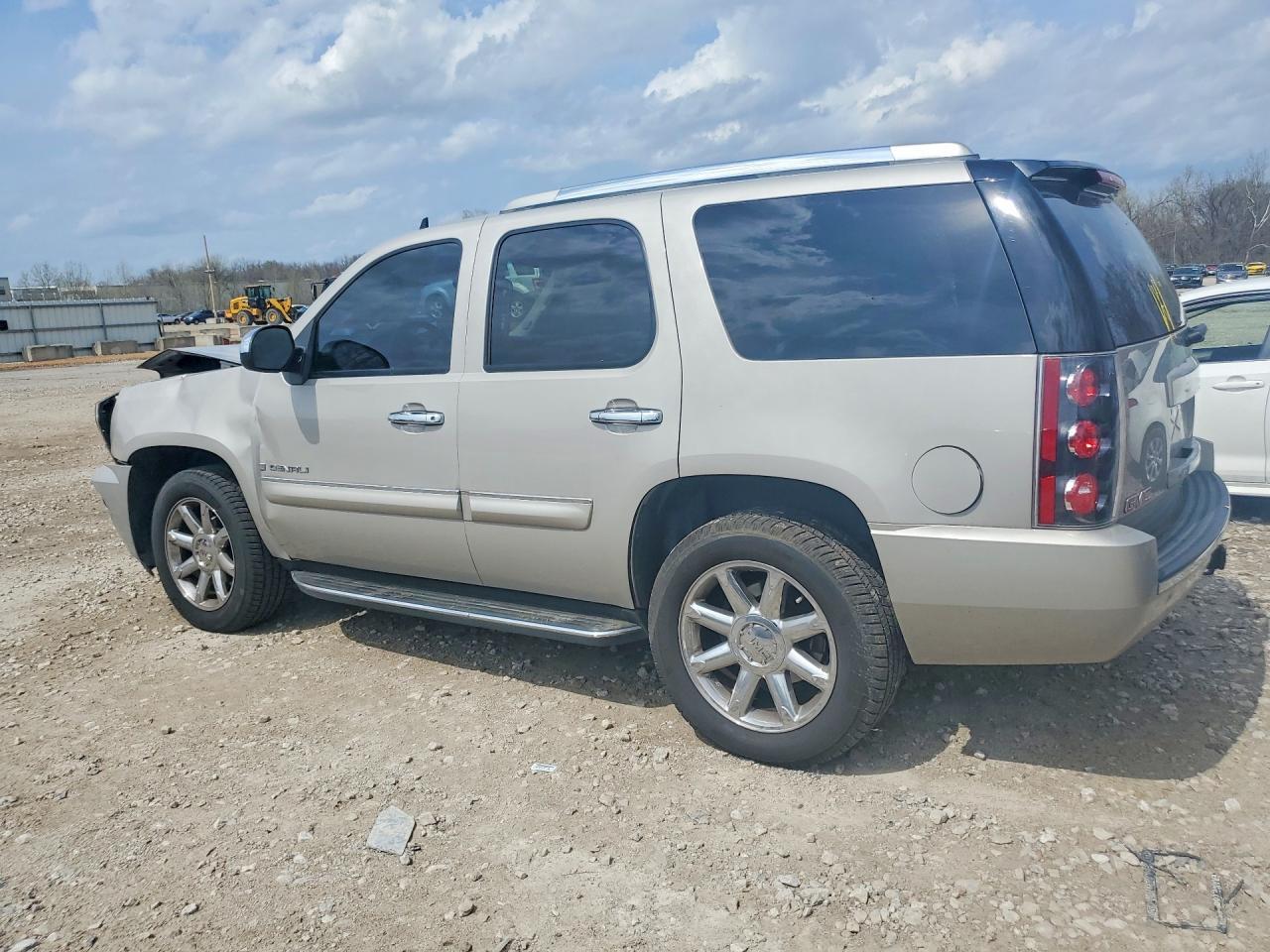 2007 GMC Yukon Denali - Фото 2