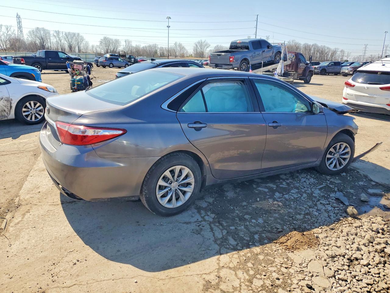 2016 Toyota Camry Le - Фото 3