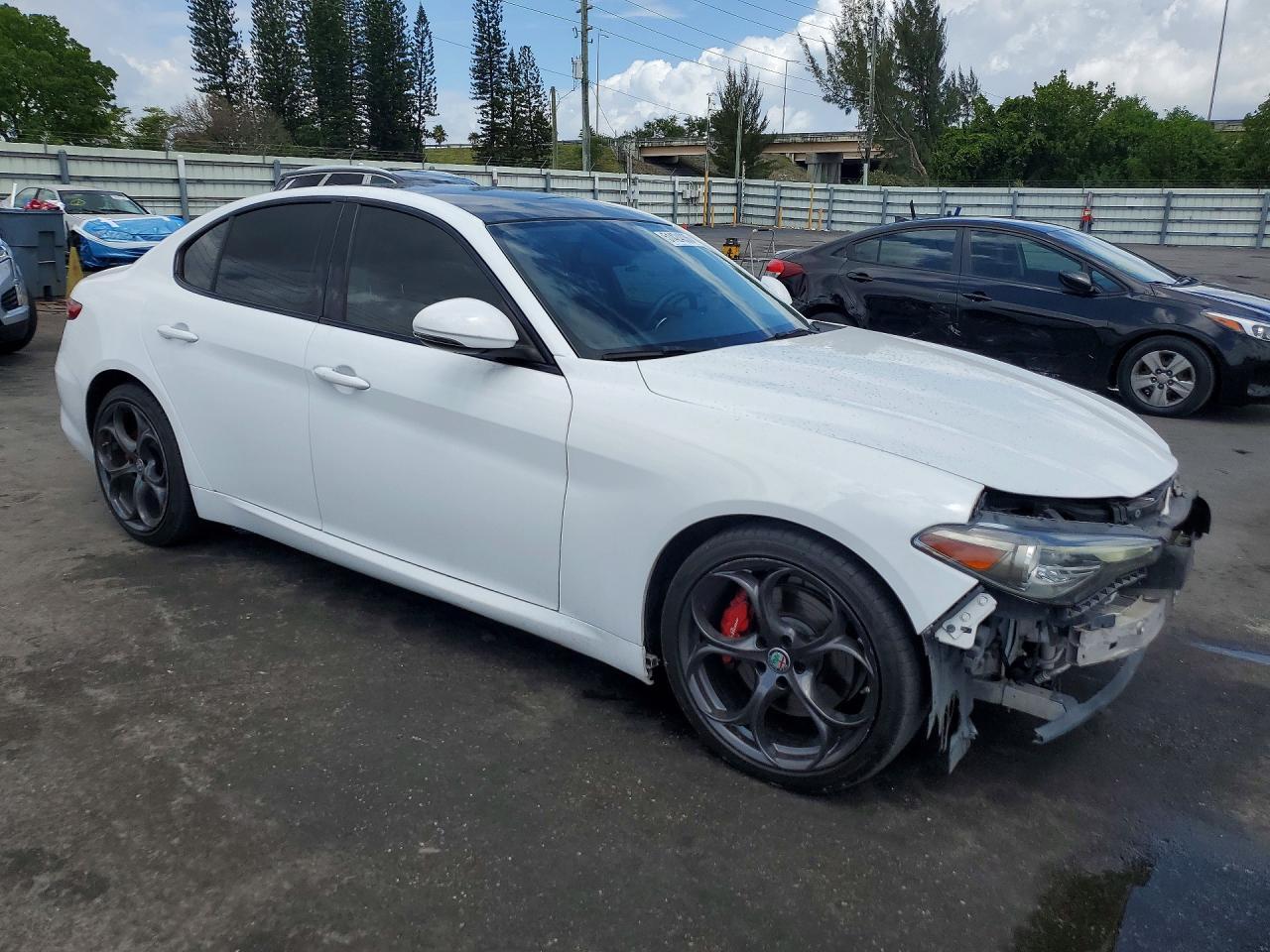 2019 Alfa Romeo Giulia Ti - Image 4