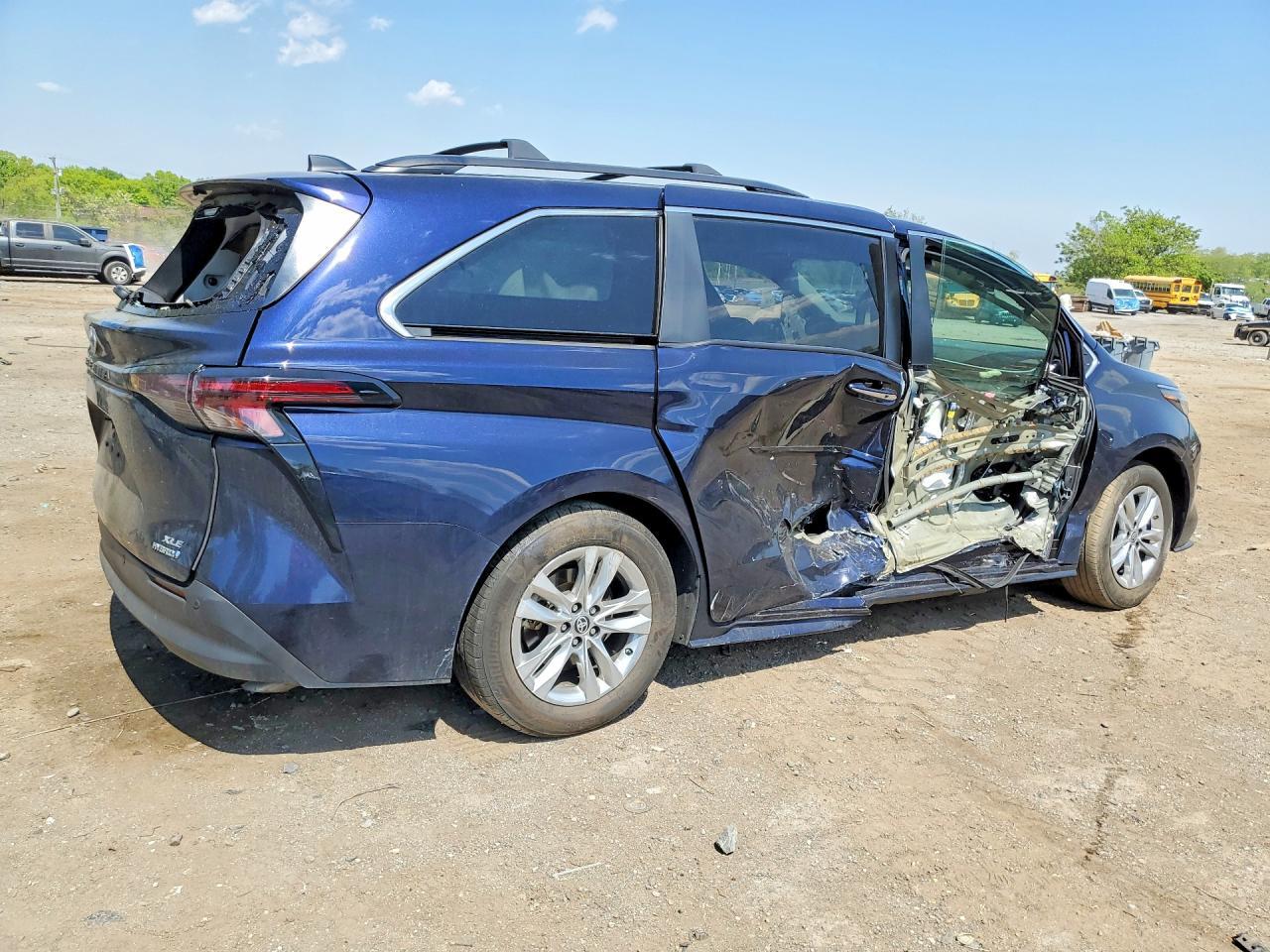 2024 Toyota Sienna Xle 7-Passenger - Image 3