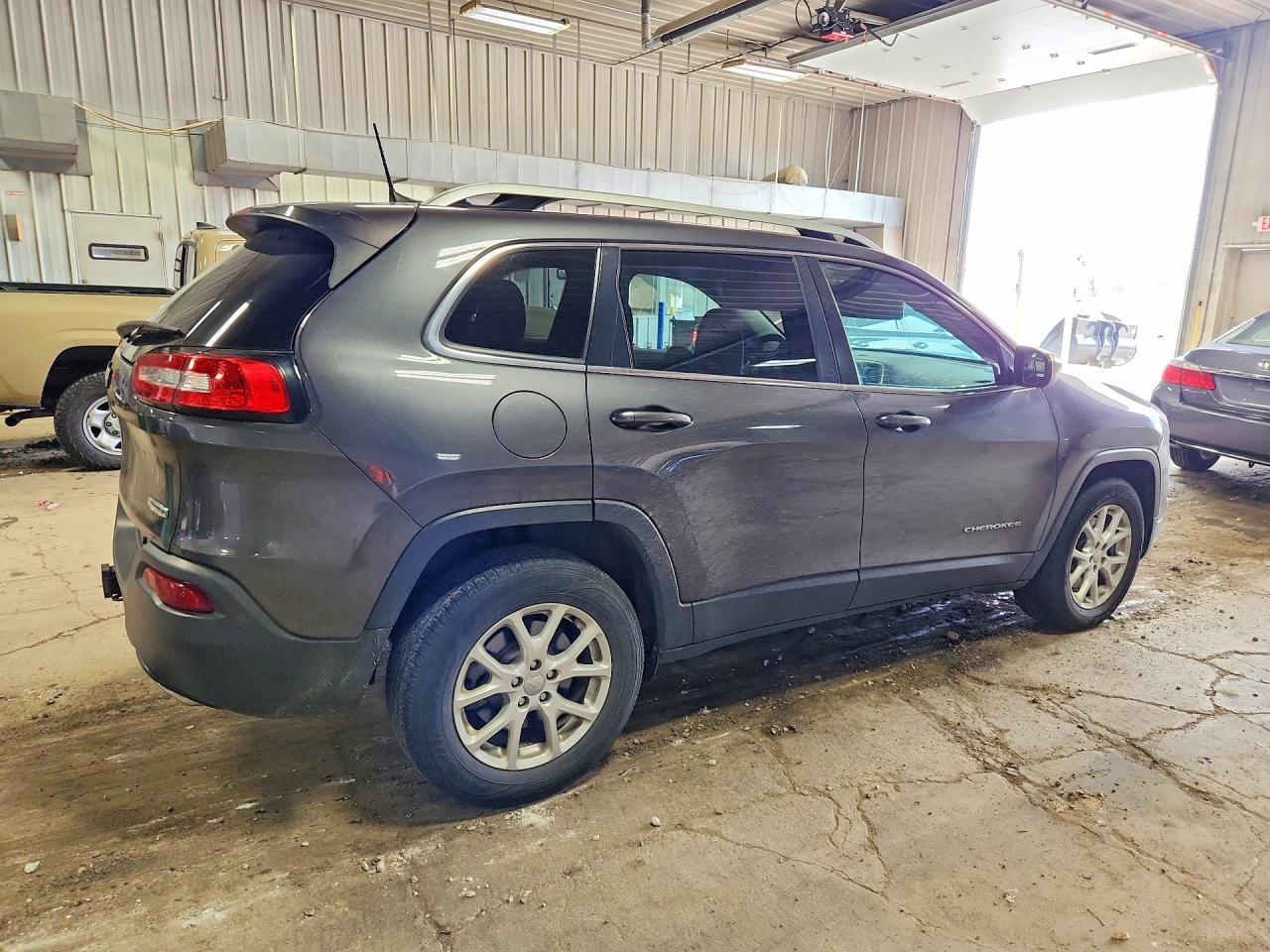 2016 Jeep Cherokee Latitude - Image 3