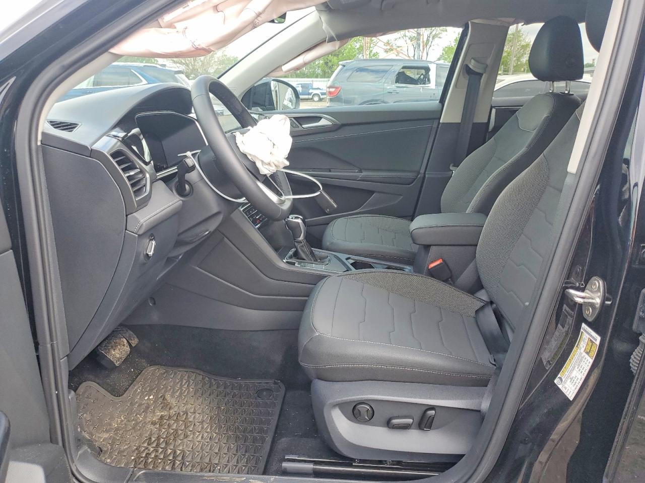 2025 Volkswagen Taos Se Black - Image 7