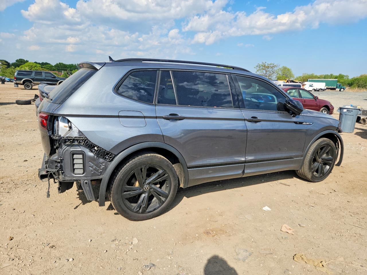 2023 Volkswagen Tiguan Se R-Line Black - Image 3