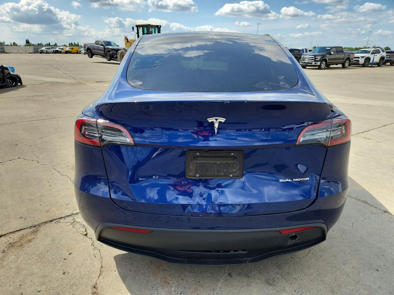2025 Tesla Model Y - Фото 6