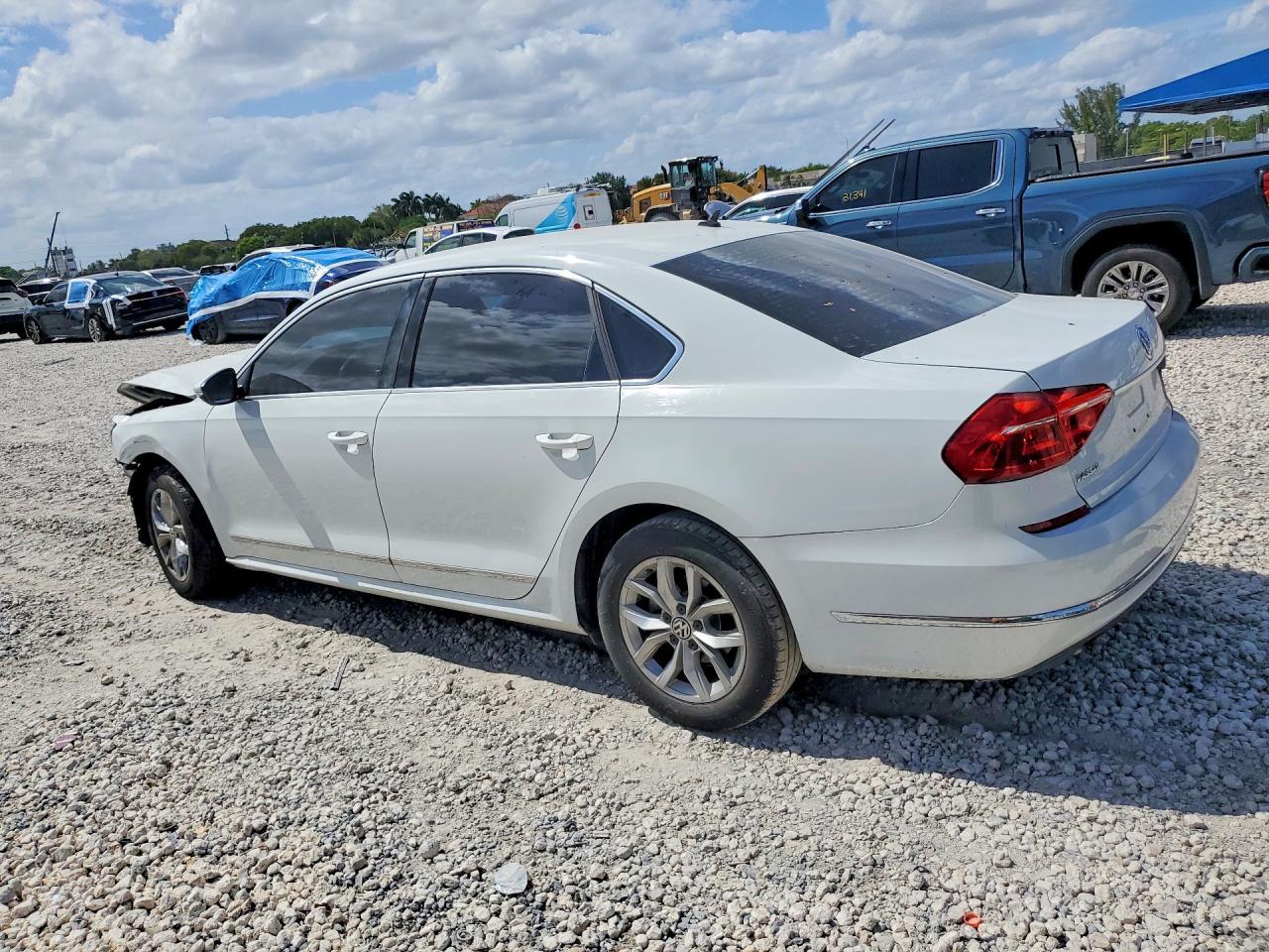 2016 Volkswagen Passat S - Фото 2