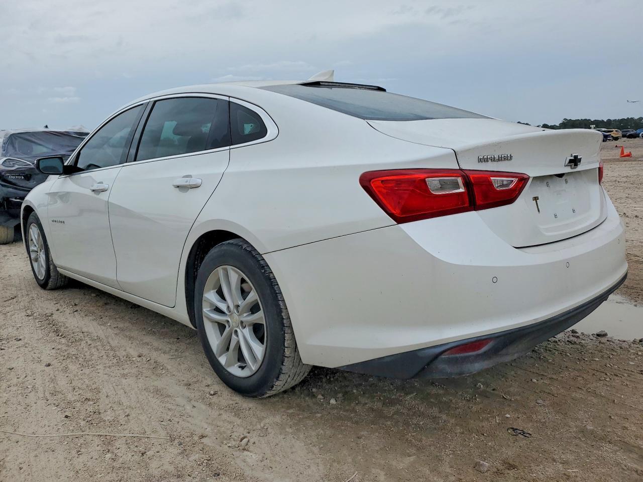 2018 Chevrolet Malibu Lt - Image 2