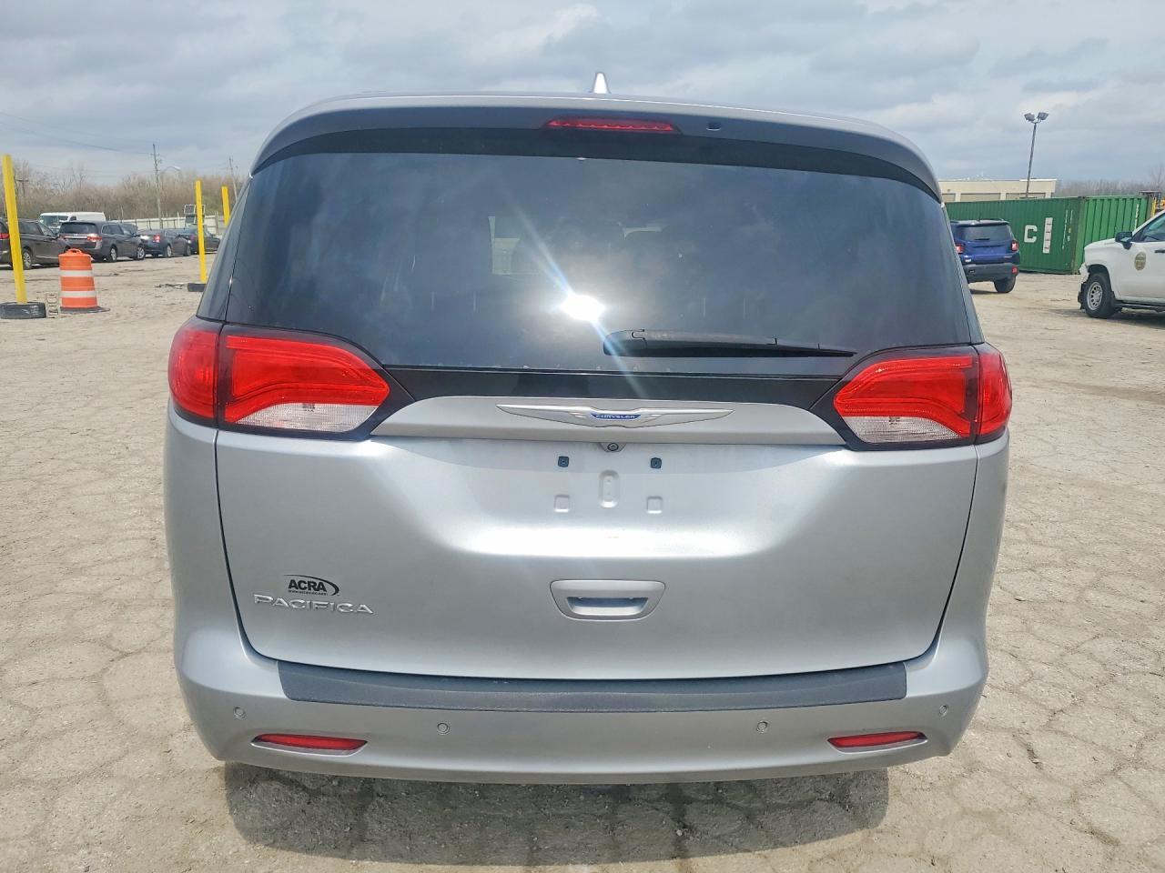 2018 Chrysler Pacifica - Image 6