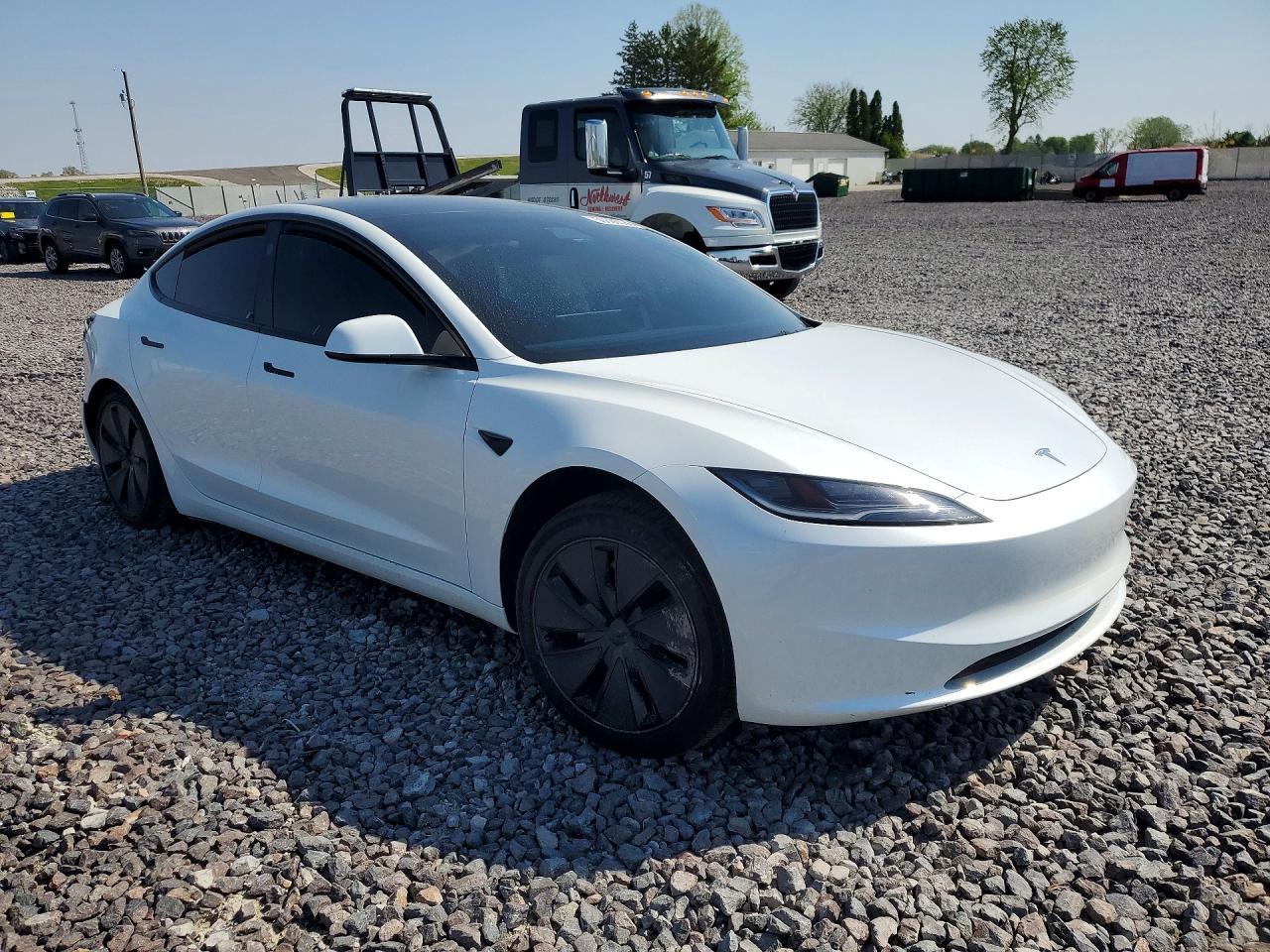 2025 Tesla Model 3 - Фото 4