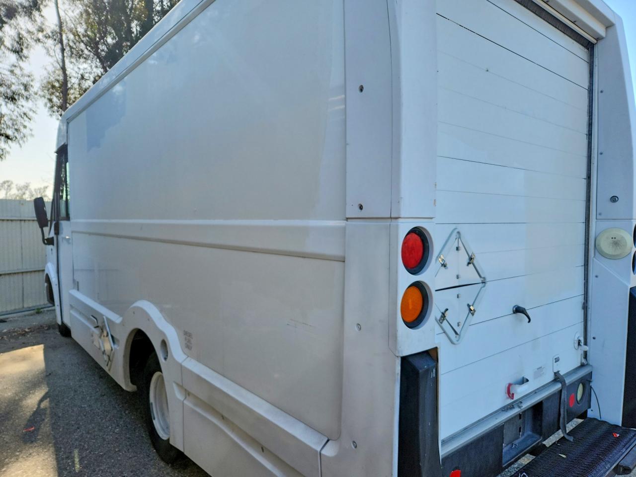 2016 Isuzu Npr - Image 2