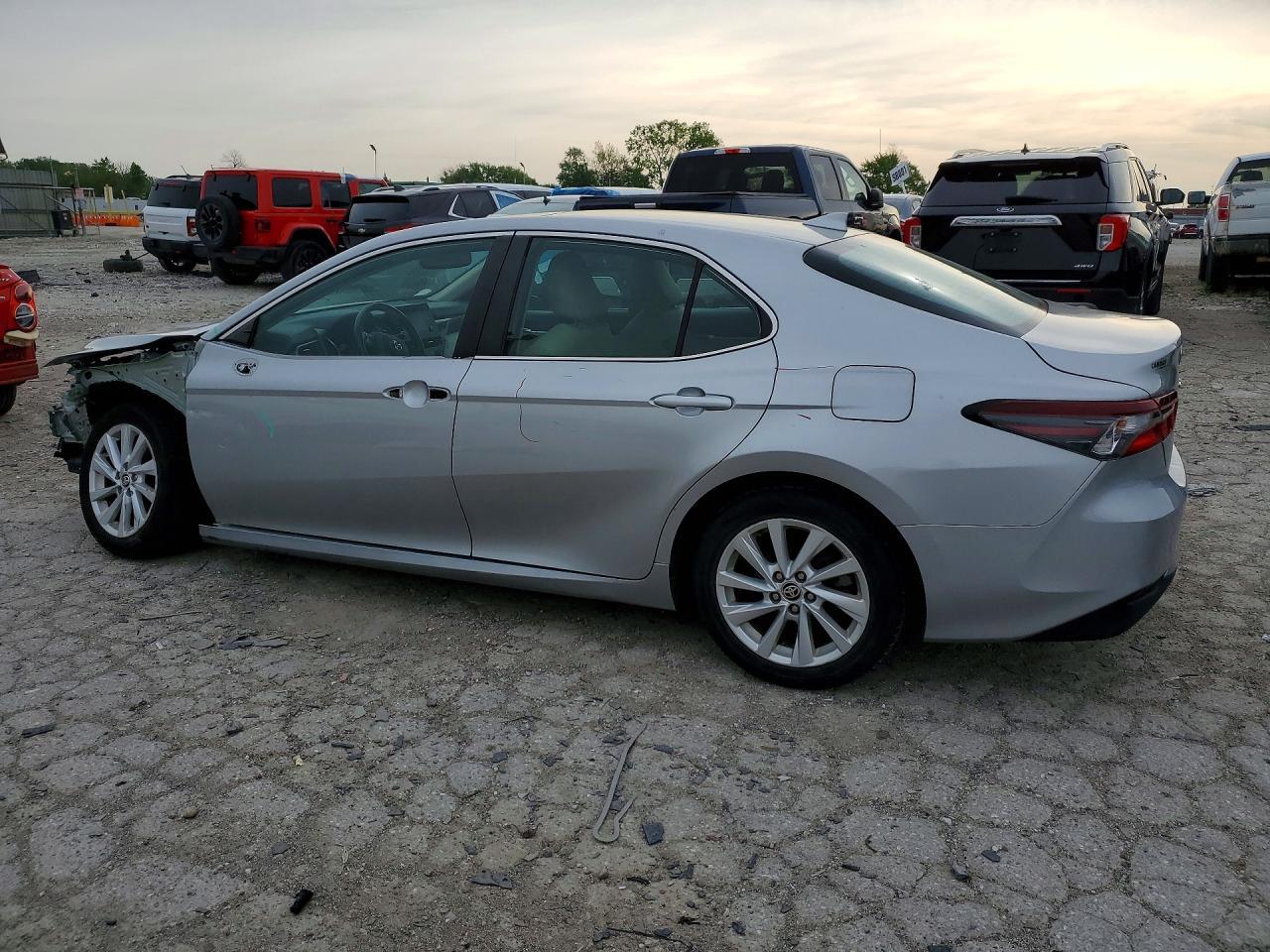 2022 Toyota Camry Le - Фото 2