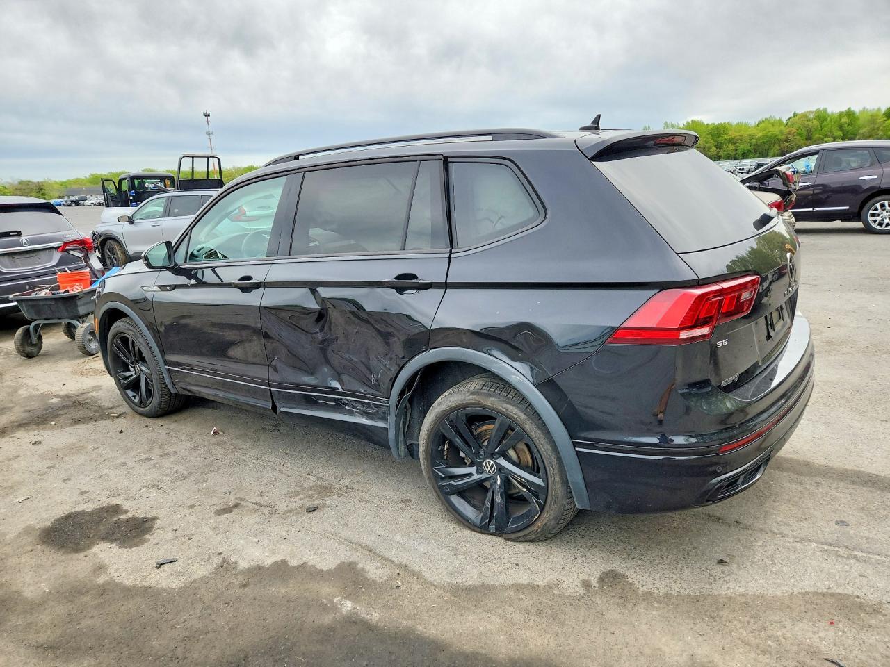 2024 Volkswagen Tiguan Se R-Line Black - Image 2