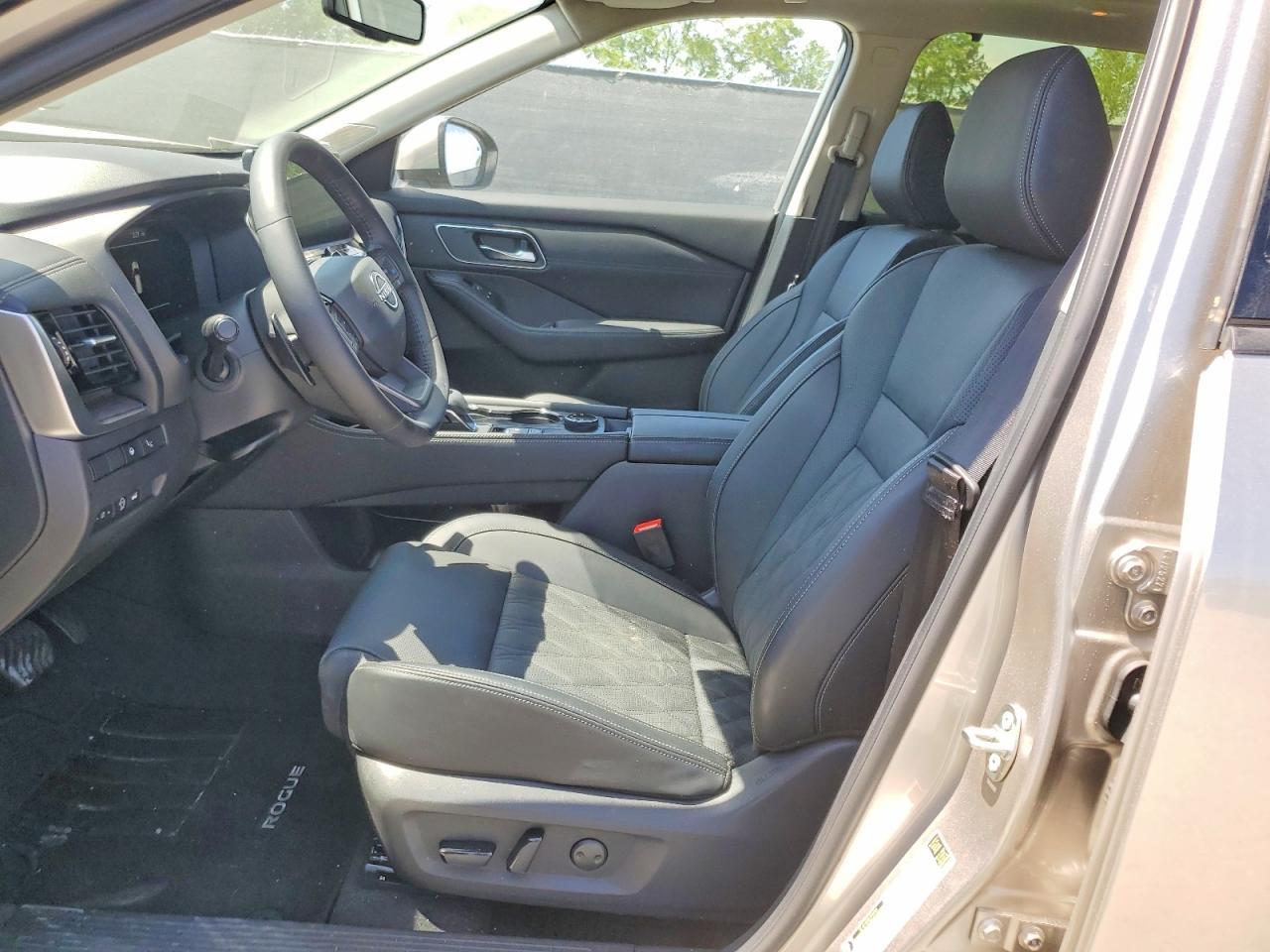 2026 Nissan Rogue Platinum - Image 7