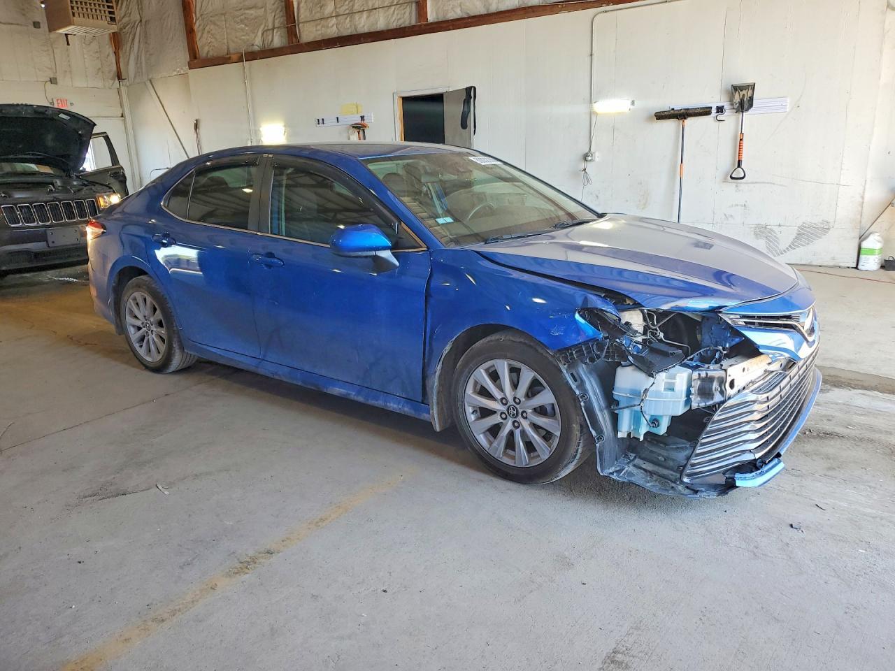 2020 Toyota Camry Le - Фото 4