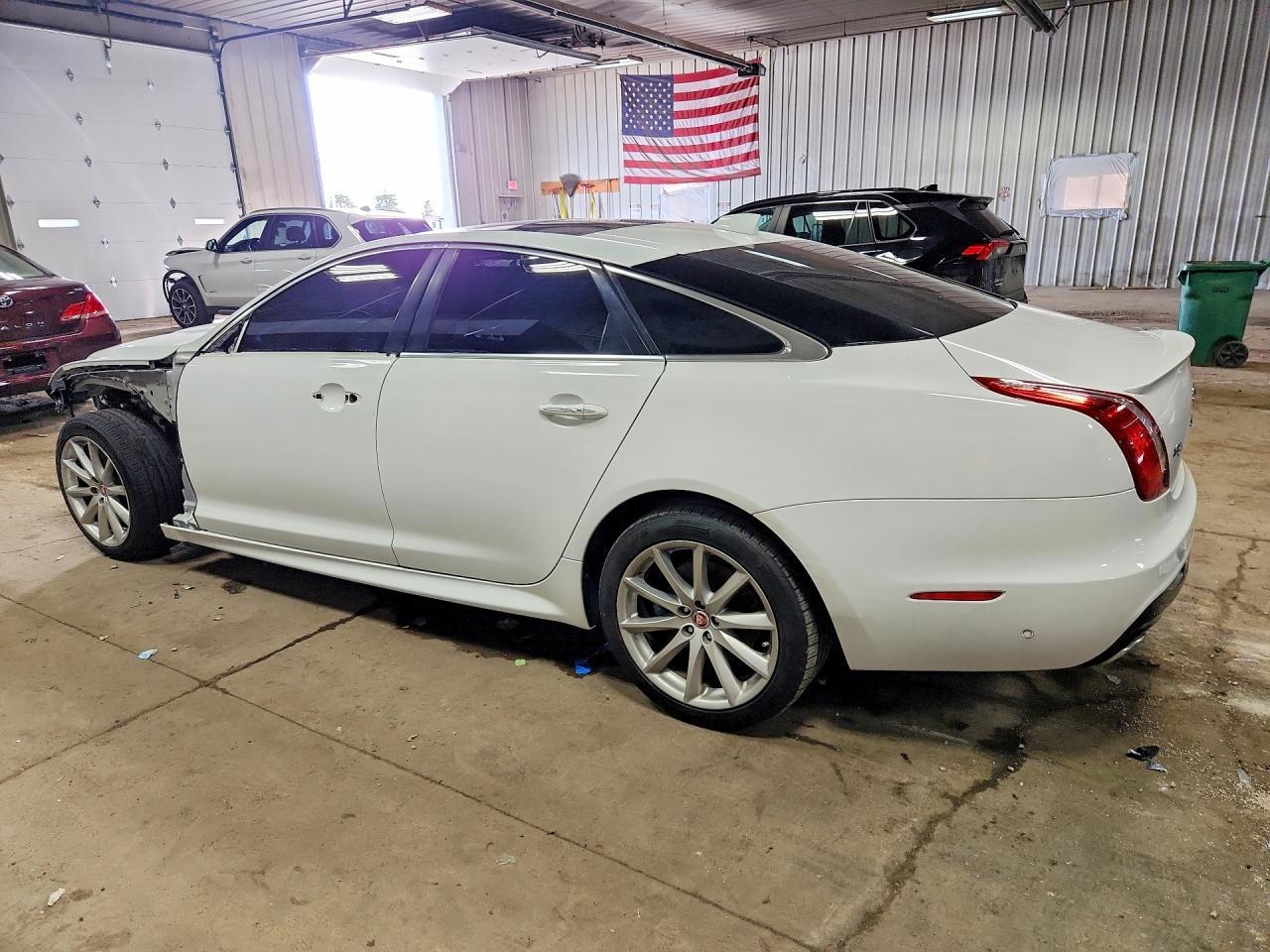 2017 Jaguar Xj - Фото 2