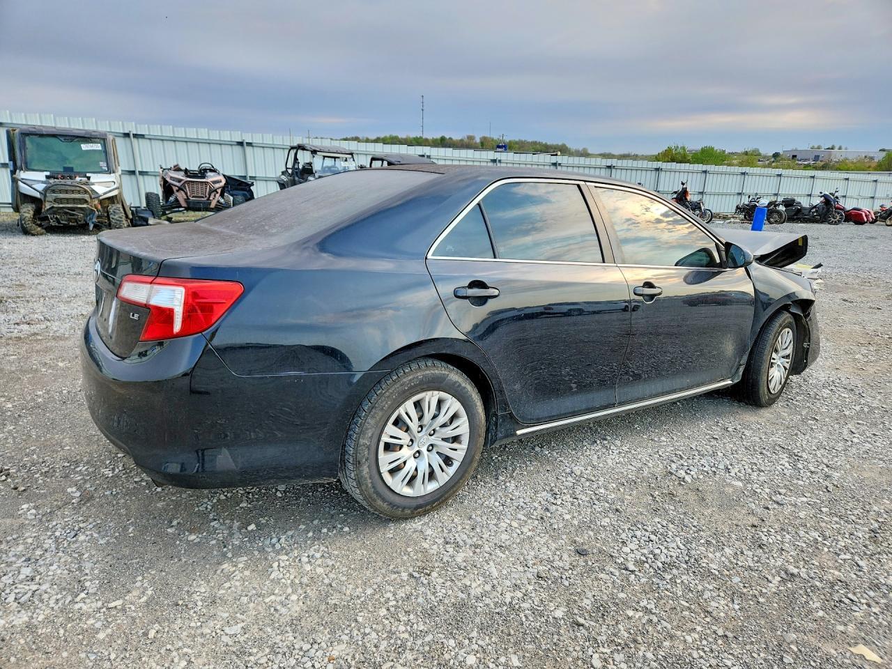 2012 Toyota Camry Le - Фото 3