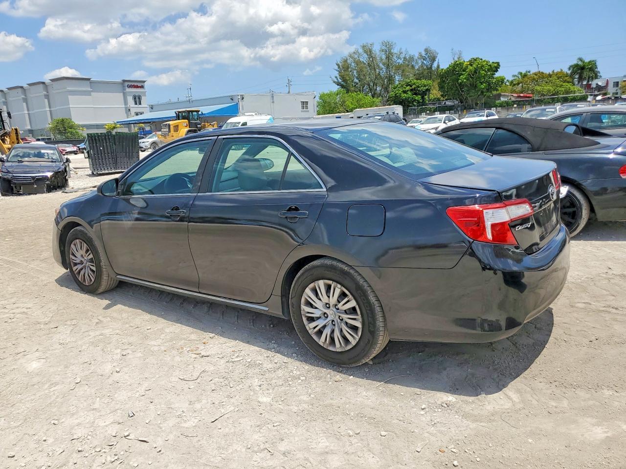 2014 Toyota Camry Le - Image 2