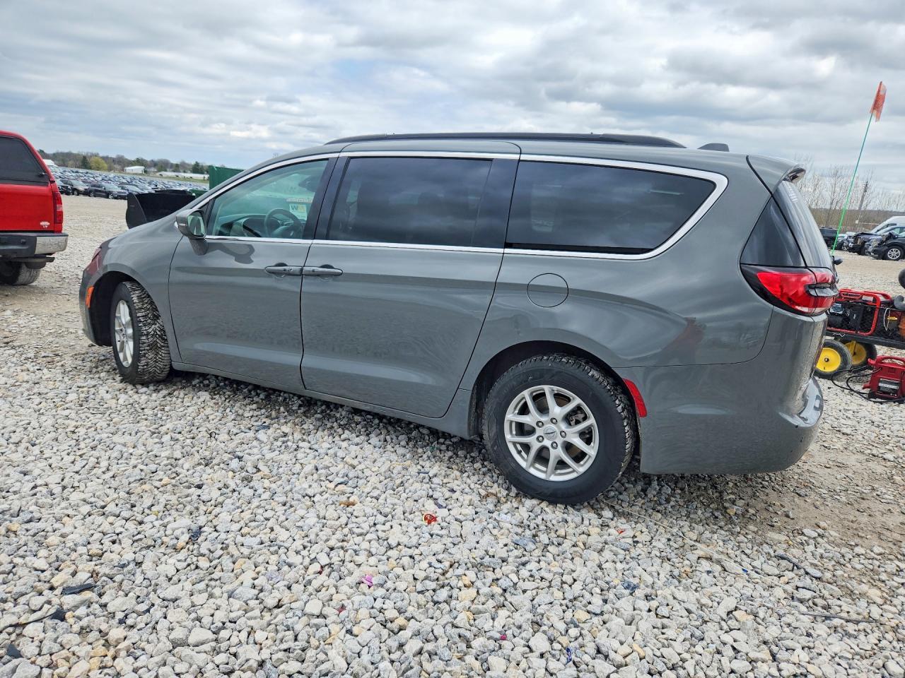 2022 Chrysler Pacifica Touring L - Image 2