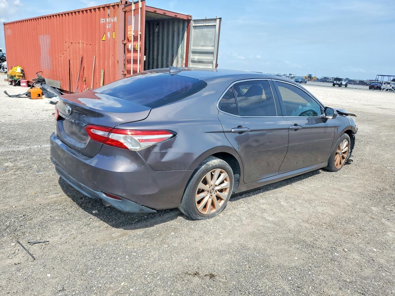2020 Toyota Camry Le - Фото 3