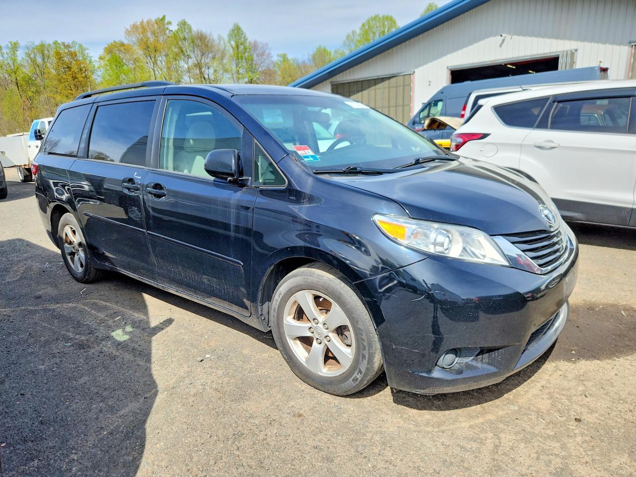 2017 Toyota Sienna Le - Image 4