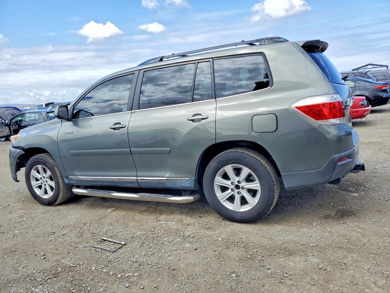 2013 Toyota Highlander Plus - Image 2