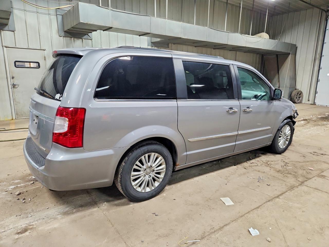 2013 Chrysler Town & Country Limited - Фото 3