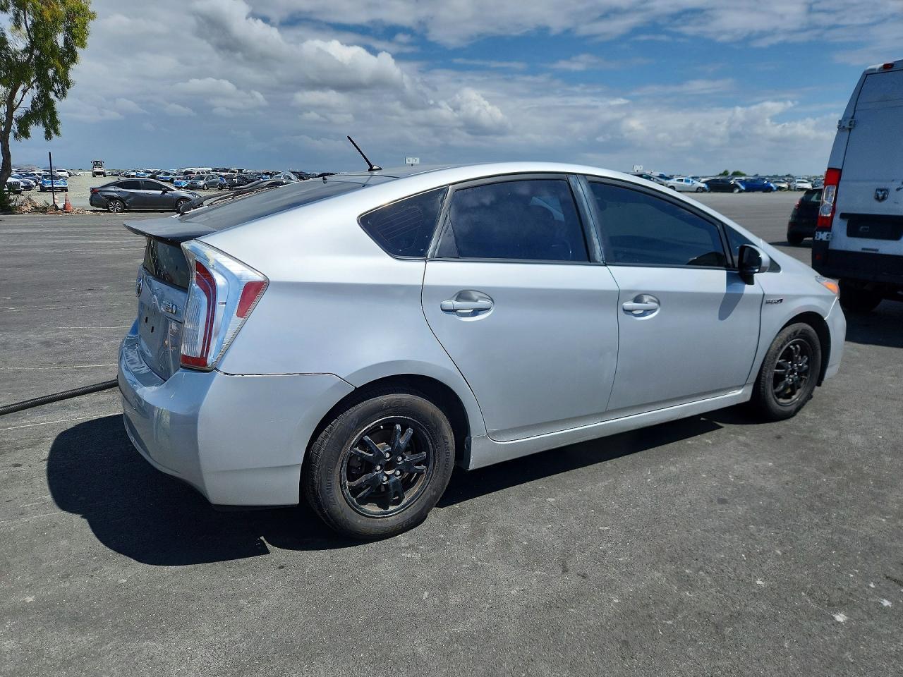 2015 Toyota Prius Two - Фото 3
