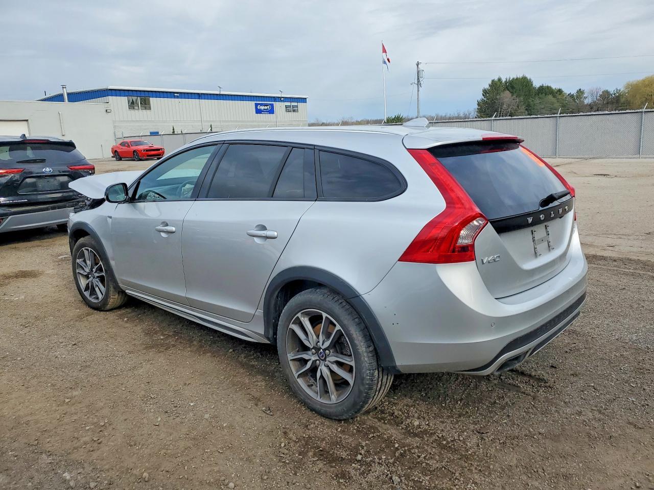 2015 Volvo V60 Cross Country T5 Wagon Awd - Image 2