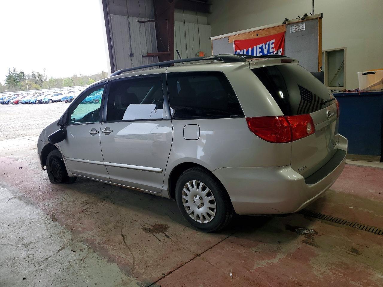 2008 Toyota Sienna Le 8-Passenger - Фото 2