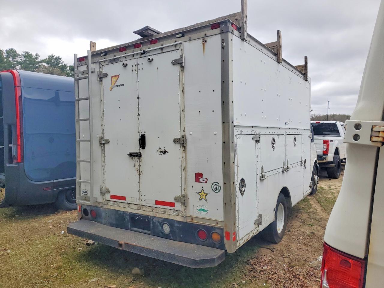 2004 GMC Savana Cutaway G3500 - Image 3