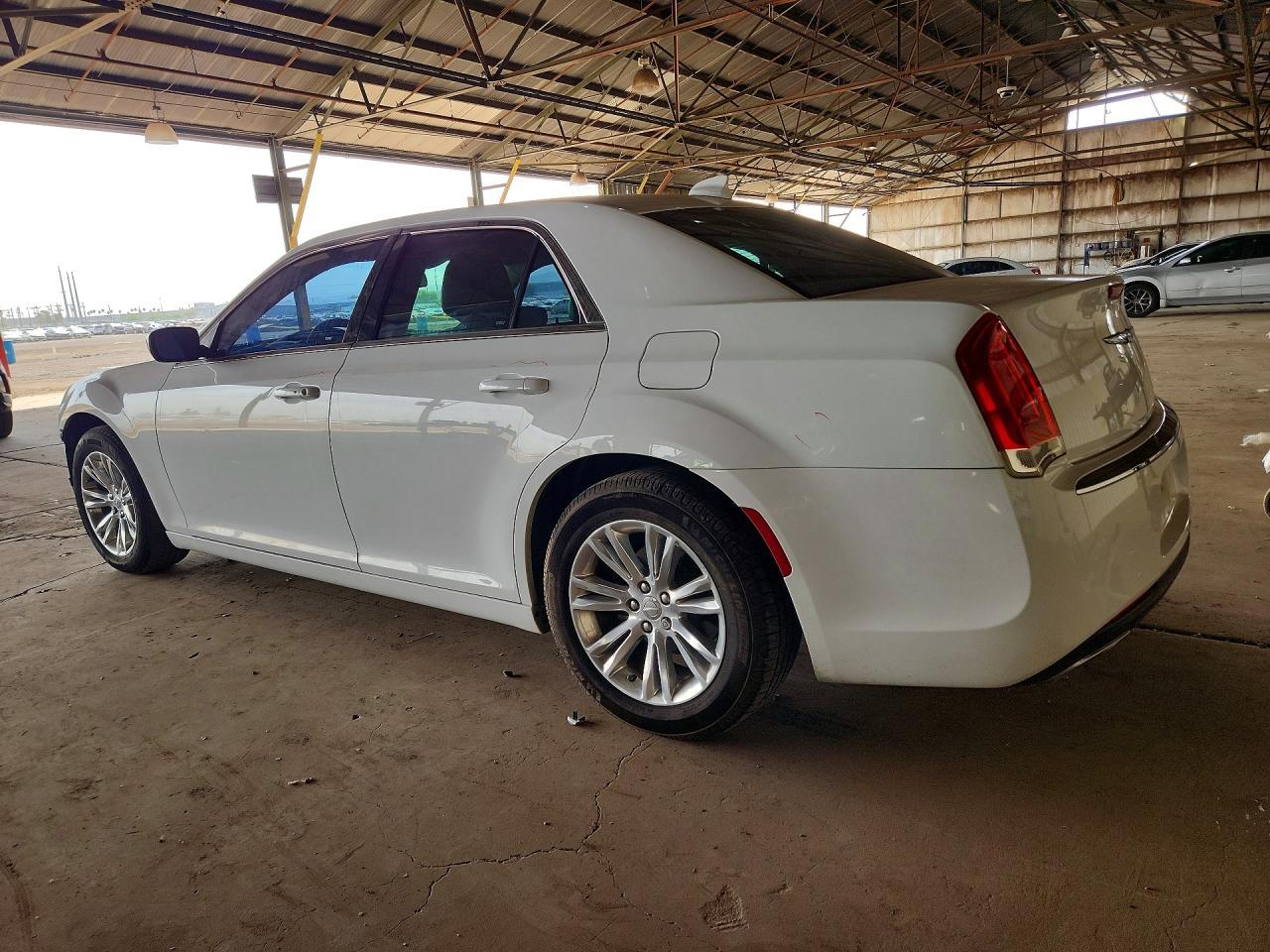 2016 Chrysler 300 Limited - Фото 2
