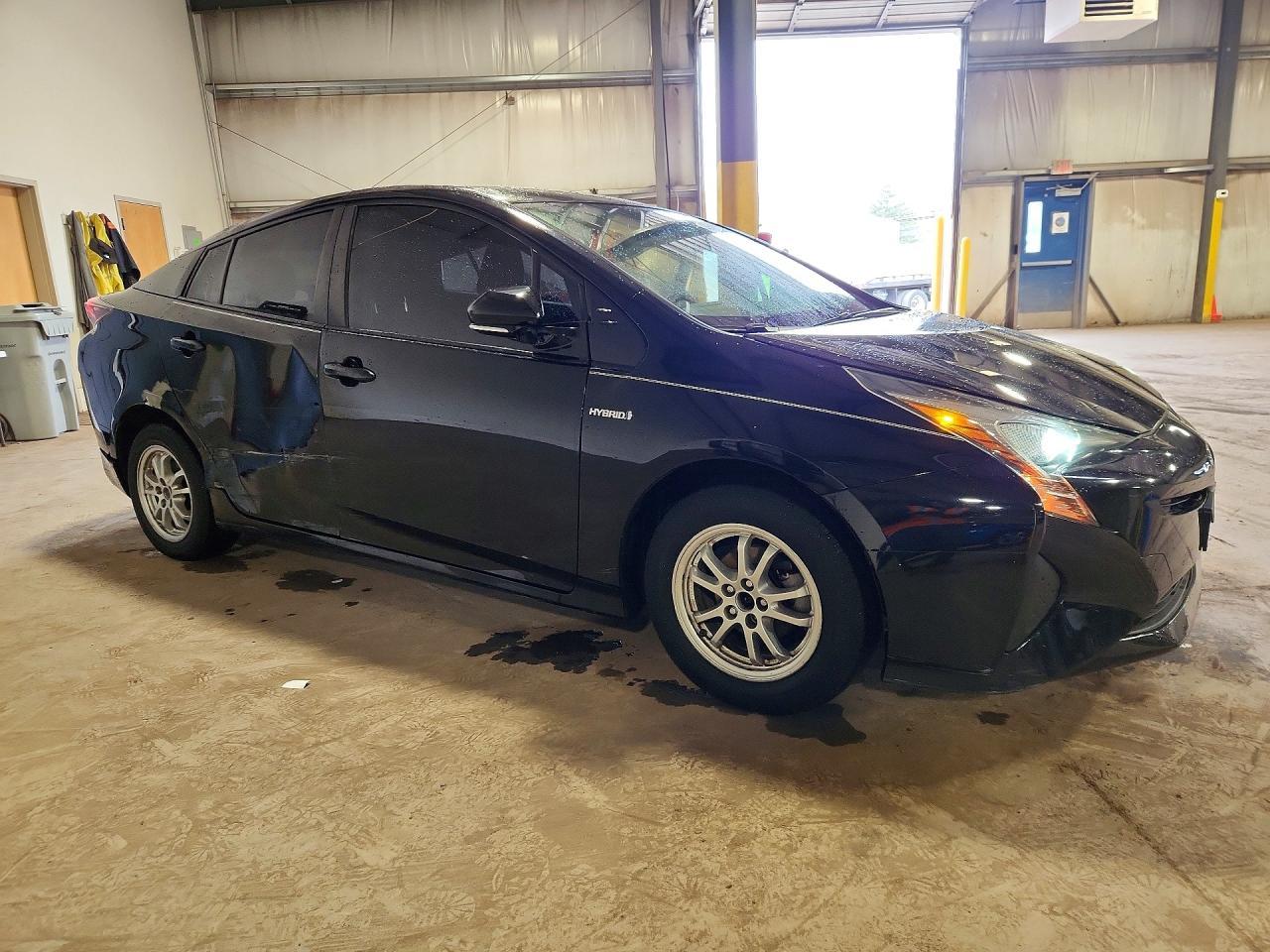 2016 Toyota Prius Two Eco - Фото 4