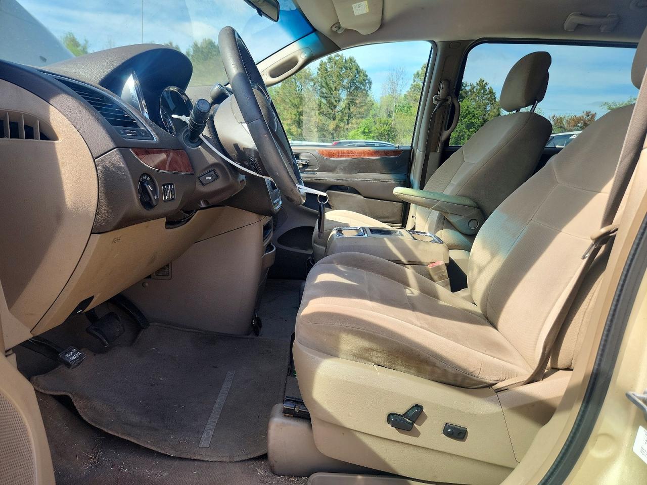 2011 Chrysler Town & Country Touring - Image 7