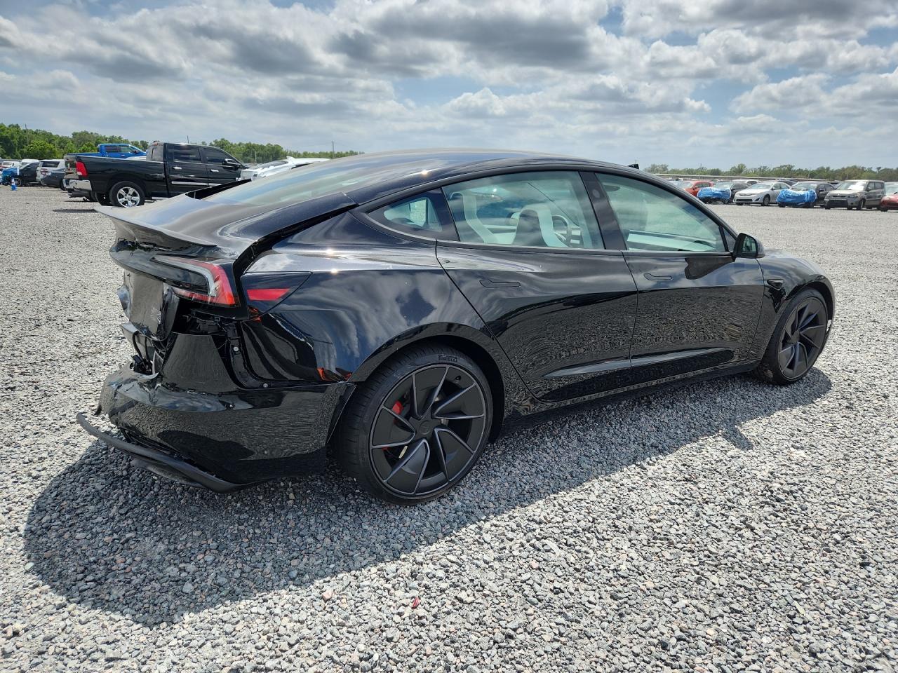 2026 Tesla Model 3 - Фото 3