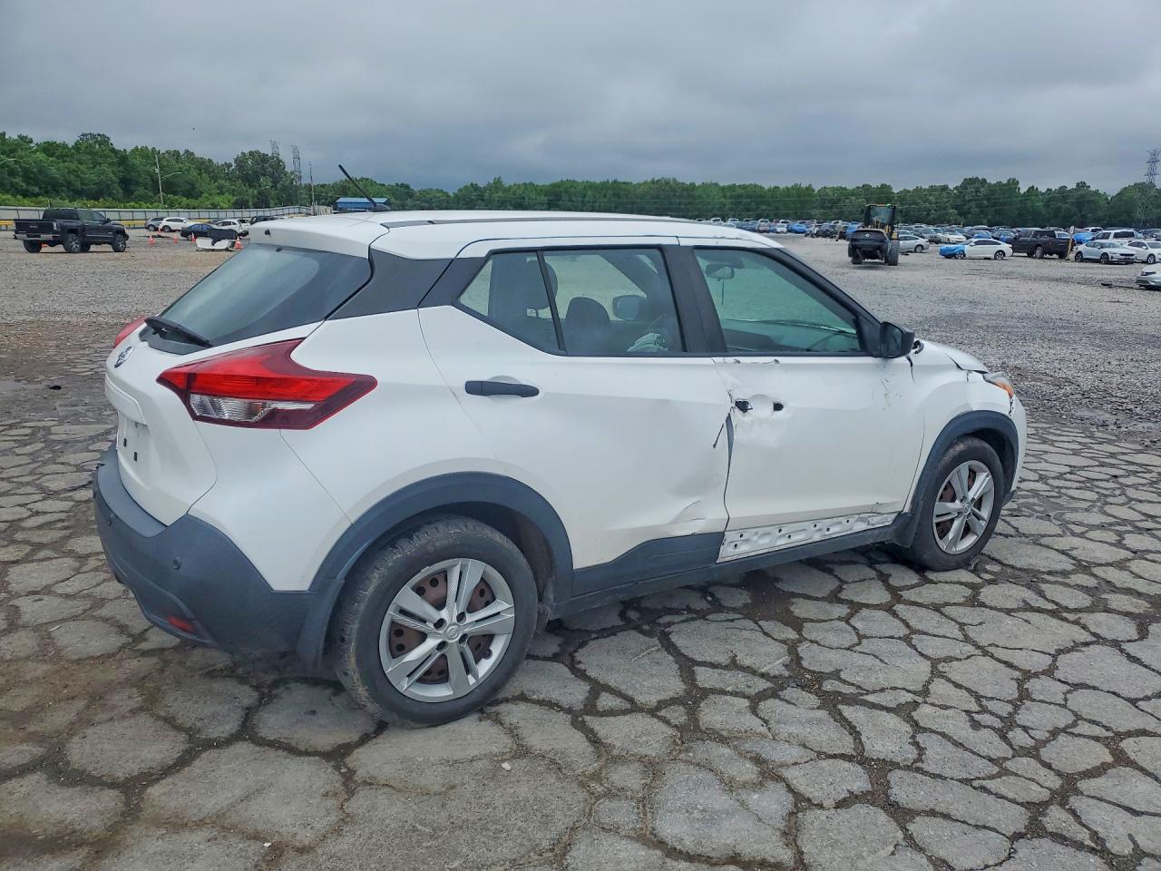 2020 Nissan Kicks S - Фото 3