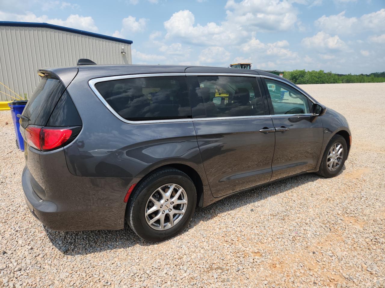 2022 Chrysler Voyager Lx - Фото 3