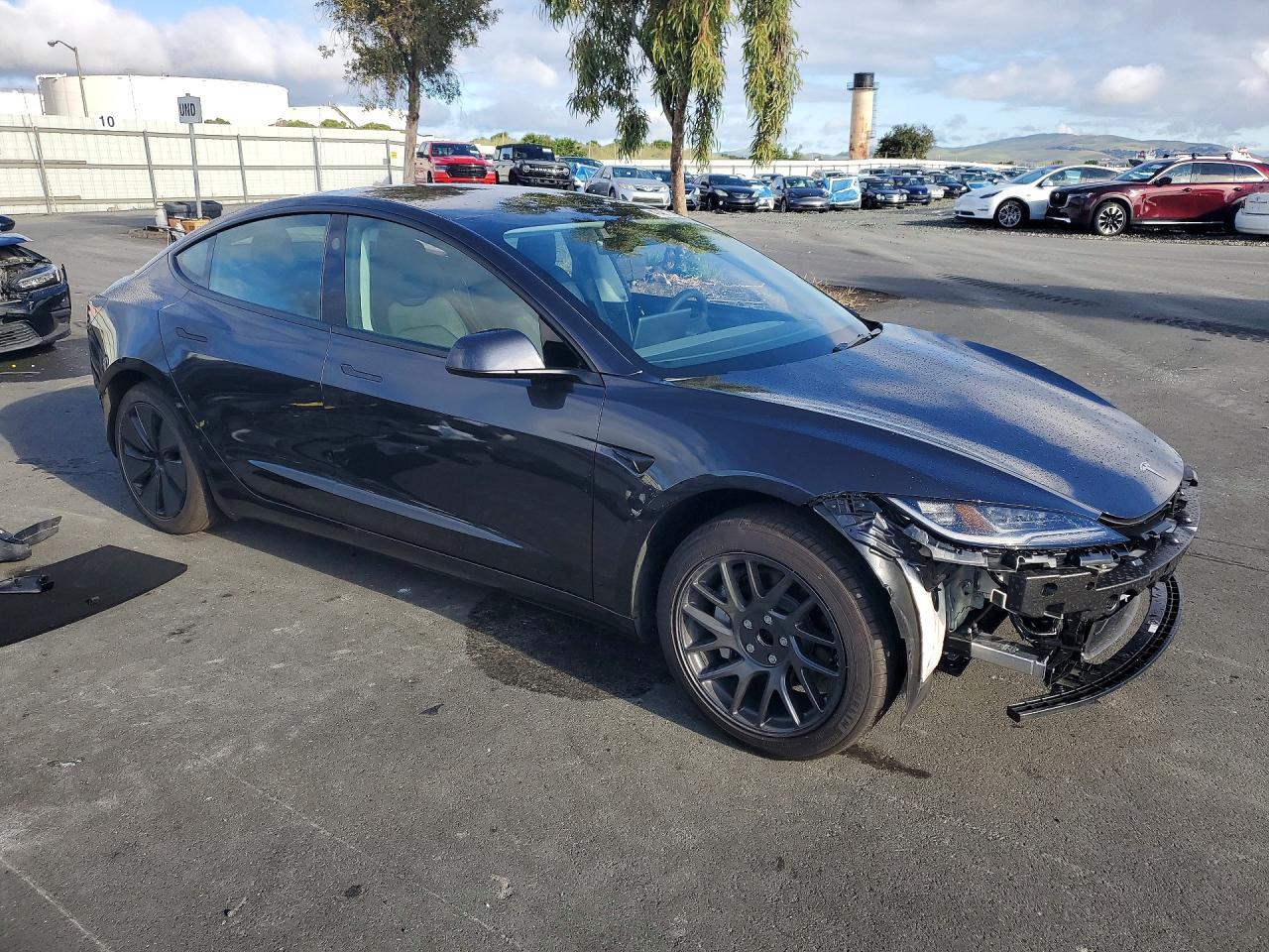2025 Tesla Model 3 - Фото 4